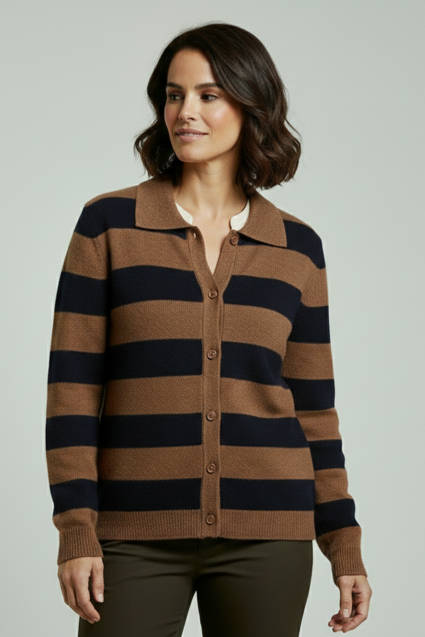 Cárdigan de mujer con botones y diseño a rayas