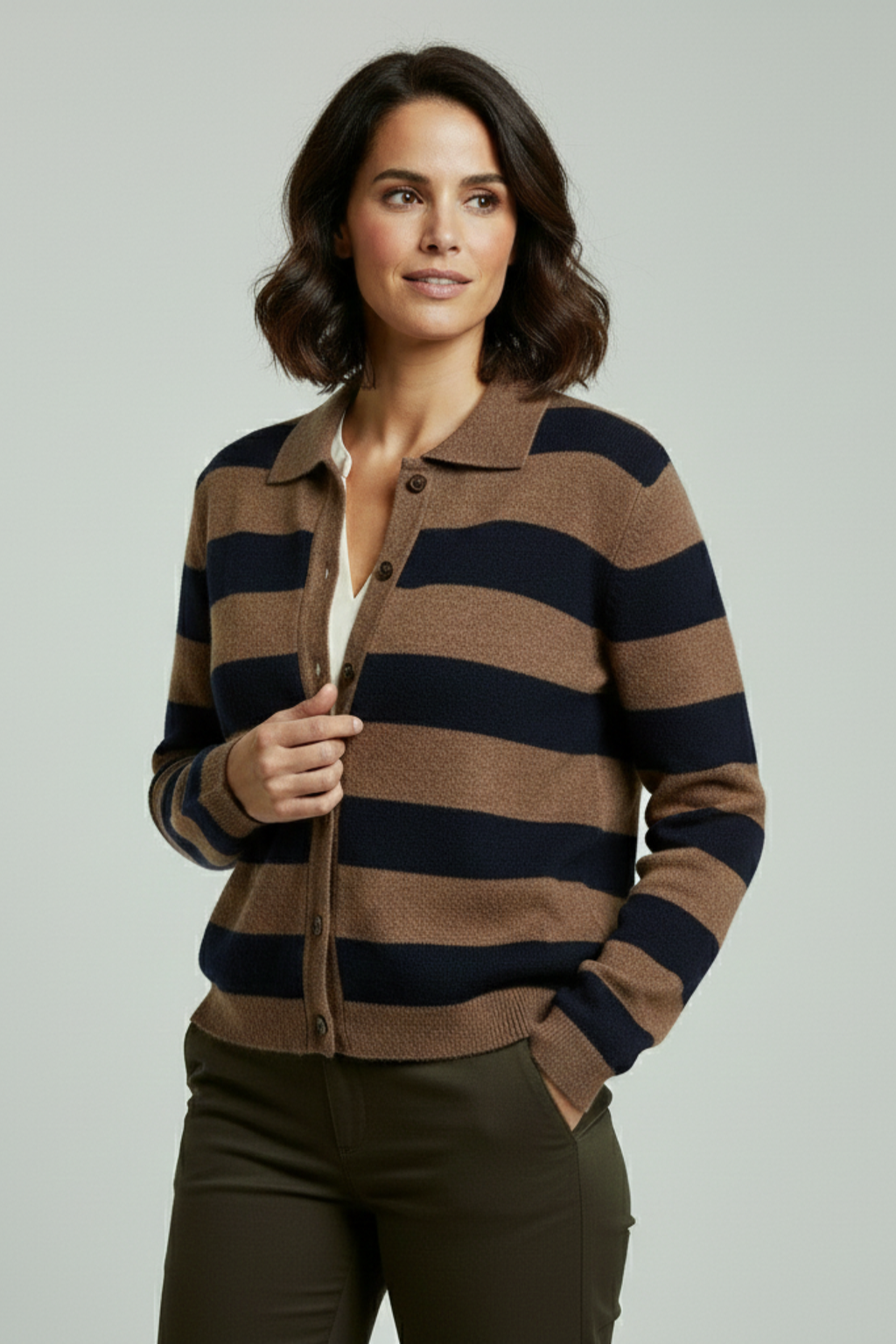 Cárdigan de mujer con botones y diseño a rayas